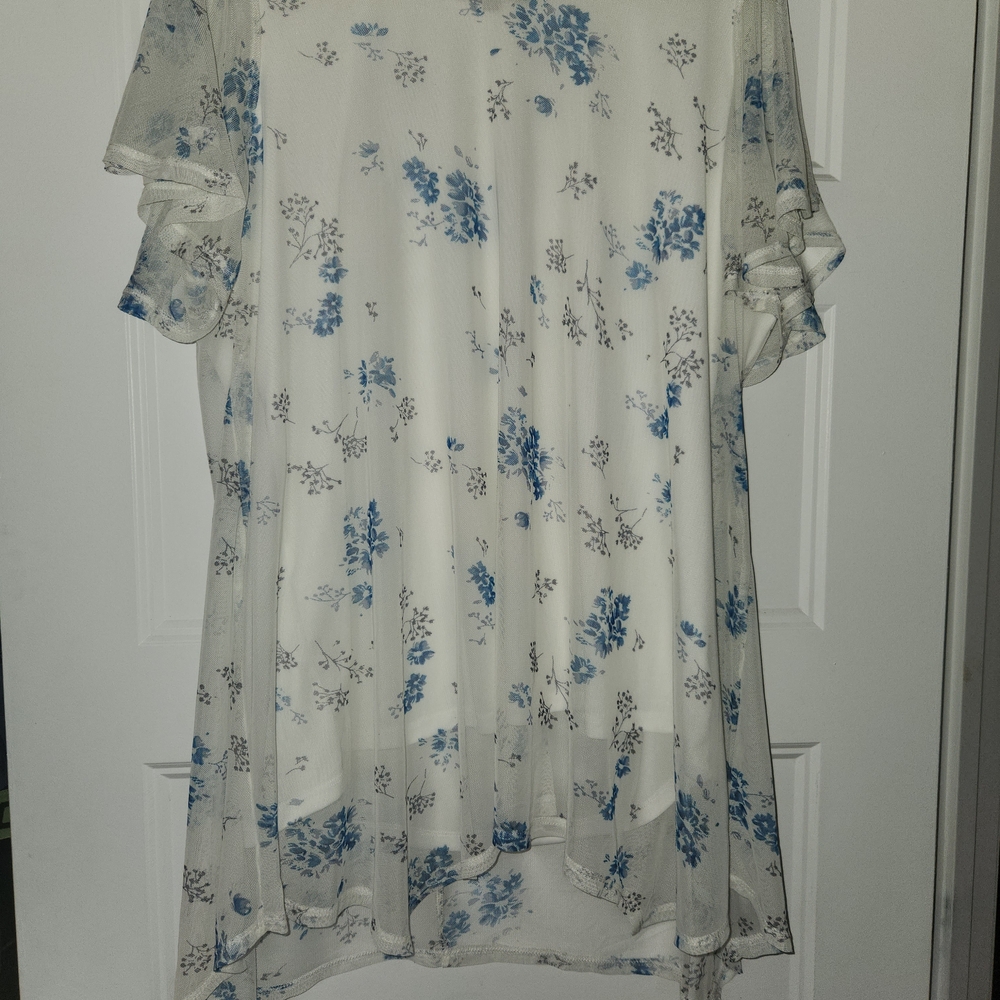 Floral Blue and White Top Sheer Mesh Sleeves.  #floralprint